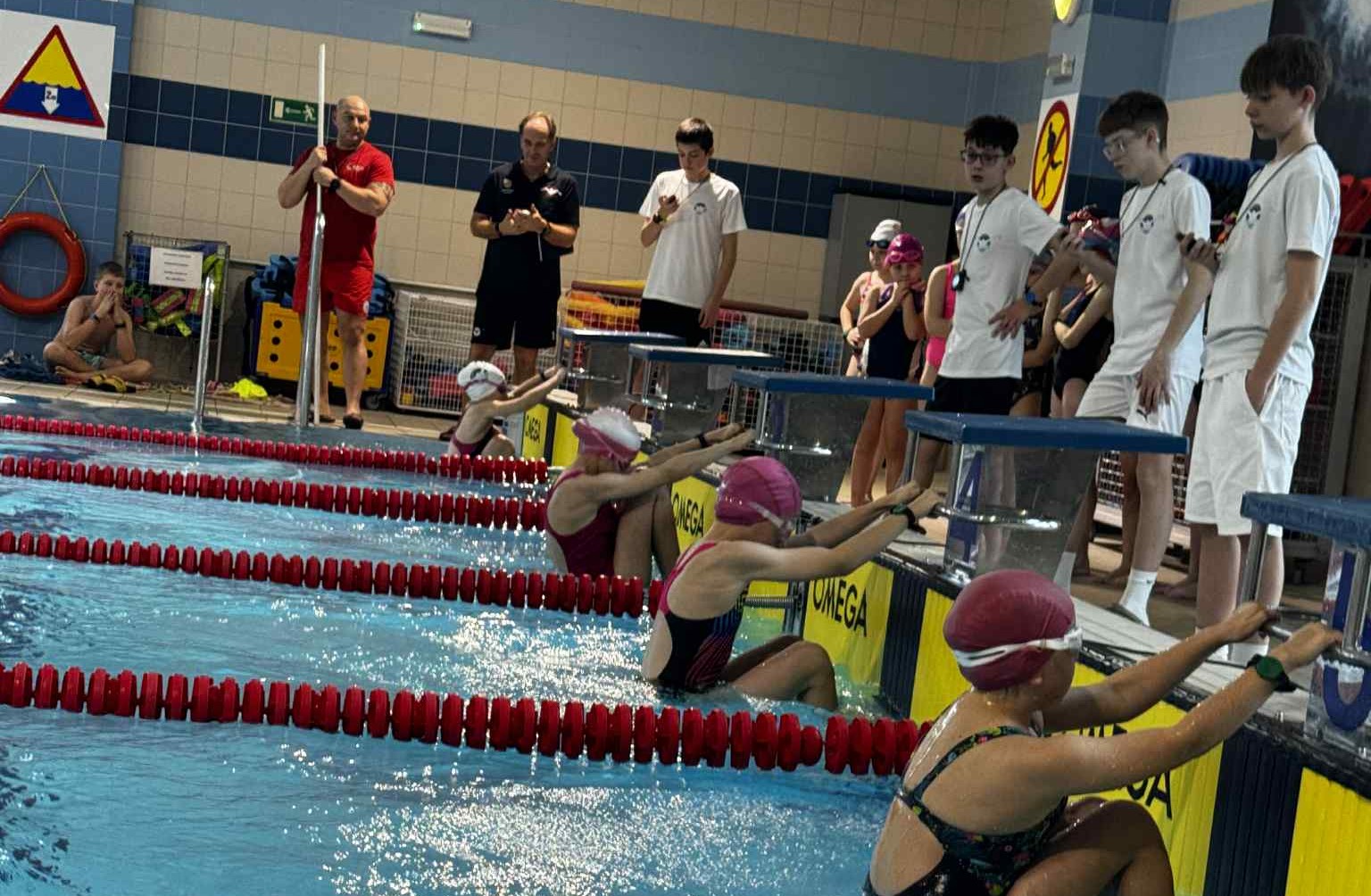 zdjęcie dzieci zawodników startujących w Mikołajkowych Zawodach Pływackich w wodzie w Parku Wodnym